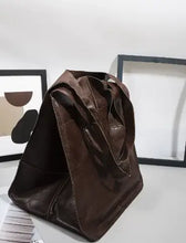 Cargar imagen en el visor de la galería, Retro luxury shoulder bag in brown vegan PU leather, showcasing spacious design and elegant style.