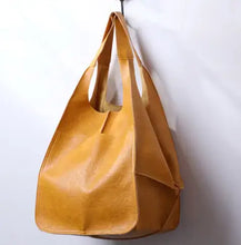 Cargar imagen en el visor de la galería, Retro Luxury Shoulder Bag in PU Leather, Vegan Tote, Fashionable and Spacious Handbag for Everyday Use, Casual Elegance.