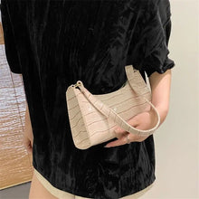 Cargar imagen en el visor de la galería, Person holding a vegan leather shoulder bag with a crocodile pattern design, showcasing stylish and versatile accessory for fashion.