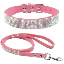 Cargar imagen en el visor de la galería, Pink leather dog collar and leash set with sparkling rhinestone embellishments for stylish pet walks.