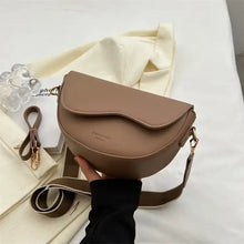 Cargar imagen en el visor de la galería, Small leather chain shoulder bag with gold accents and elegant design