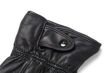 Cargar imagen en el visor de la galería, Close-up of black genuine leather driving gloves with button detail, warm lined for cold weather, touchscreen compatible.