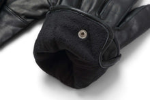 Cargar imagen en el visor de la galería, Reed Men's Genuine Leather Driving Gloves with Warm Lining and Touchscreen Compatibility, Close-up View