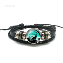 Cargar imagen en el visor de la galería, Handmade leather wolf bracelet with a full moon design, showcasing high-quality craftsmanship and premium materials for a stylish look.