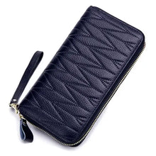Cargar imagen en el visor de la galería, Black leather travel purse for women with a stylish zigzag design and secure zip closure, perfect for organizing travel essentials.