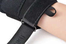 Charger l'image dans la galerie, Close-up of black tactical glove with adjustable strap, highlighting anti-slip technology and superior grip for workouts and outdoor activities.
