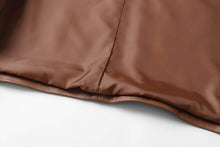 Cargar imagen en el visor de la galería, Close-up of the interior lining of REED Men's Premium Lambskin Leather Blazer showcasing its soft-touch craftsmanship.