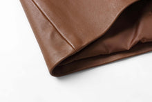 Cargar imagen en el visor de la galería, Close-up of REED Men's Premium Lambskin Leather Blazer showcasing soft-touch brown leather and lining.