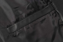 Cargar imagen en el visor de la galería, Close-up of REED Men's Premium Lambskin Leather Blazer showcasing soft-touch leather detail, highlighting craftsmanship and quality.