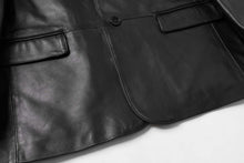 Cargar imagen en el visor de la galería, Close-up of REED Men's Premium Lambskin Leather Blazer, showcasing luxurious soft-touch and sleek design. Perfect for a timeless style.