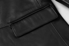 Cargar imagen en el visor de la galería, Close-up of REED Men's Premium Lambskin Leather Blazer showcasing the high-quality texture and craftsmanship.