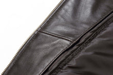 Cargar imagen en el visor de la galería, Close-up of the REED Men's New Zealand Lambskin Leather Jacket zip detail in black