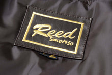 Cargar imagen en el visor de la galería, Label of REED Men's New Zealand Lambskin Leather Jacket showing brand logo, crafted in fine lambskin leather, black color.