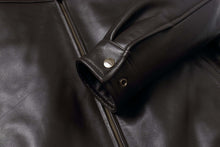 Cargar imagen en el visor de la galería, Black REED New Zealand Lambskin Leather Jacket with close-up view of zipper and cuff detailing, showcasing smooth finish and premium quality.