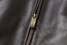 Cargar imagen en el visor de la galería, Close-up of REED Men's New Zealand lambskin leather jacket zipper, showcasing smooth black leather and branded zip for style and quality.