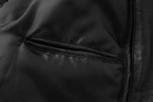 Cargar imagen en el visor de la galería, Interior pocket of REED Men's New Zealand lambskin leather jacket, showcasing smooth black lining and sleek design.