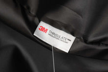 Cargar imagen en el visor de la galería, 3M Thinsulate label on black fabric, indicating insulation material for added warmth.