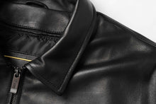 Cargar imagen en el visor de la galería, Close-up of REED Men's New Zealand Lambskin Leather Jacket, black, smooth finish, premium quality material.