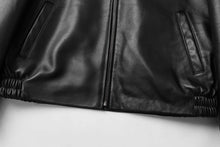 Cargar imagen en el visor de la galería, Close-up of REED Men's black New Zealand lambskin leather jacket showing zipper and pockets