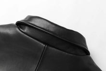 Cargar imagen en el visor de la galería, Close-up of REED Men's New Zealand Lambskin Leather Jacket collar in black, showcasing smooth, soft-touch luxury leather.