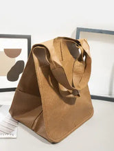 Cargar imagen en el visor de la galería, Retro luxury PU leather shoulder bag, casual vegan tote, stylish and spacious for everyday use, imported. Brown color.