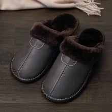 Cargar imagen en el visor de la galería, Men's vegan leather slippers with warm lining, offering comfort and style, perfect for indoor wear during cold days.