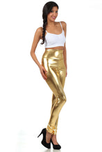 Cargar imagen en el visor de la galería, Woman wearing shiny liquid metallic high waist stretch leggings in gold, paired with white top and black heels.