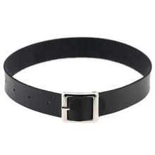 Cargar imagen en el visor de la galería, Black Leather Round Pendant Necklace with Silver Buckle, showcasing classic design and modern sophistication.
