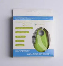 Cargar imagen en el visor de la galería, Green GPS tracker in packaging, labeled self-portrait anti-lost device, ideal for tracking items, pets, and loved ones.