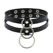 Cargar imagen en el visor de la galería, Black leather choker with silver round pendant, featuring modern double strap design and elegant metal accents.