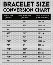 Charger l'image dans la galerie, Bracelet size conversion chart showing wrist and bracelet sizes in inches and centimeters for accurate fitting.