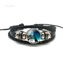 Cargar imagen en el visor de la galería, Handmade leather wolf bracelet with full moon design, high-quality craftsmanship, stylish and durable accessory.