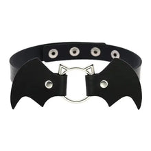 Cargar imagen en el visor de la galería, Black leather choker with bat wing design and central ring, featuring adjustable snap buttons.