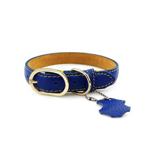 Cargar imagen en el visor de la galería, Blue genuine leather dog collar with metal buckle and customizable name tag.