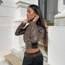 Charger l'image dans la galerie, Woman wearing a vintage zip-up faux leather jacket outdoors, showcasing timeless style and sophistication.