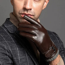 Charger l'image dans la galerie, Man wearing stylish brown leather gloves, showcasing winter fashion and comfort.