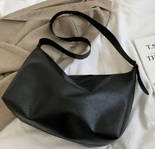 Cargar imagen en el visor de la galería, Retro Luxury PU Leather Shoulder Bag in black, casual tote for everyday elegance, vegan leather, spacious and stylish.