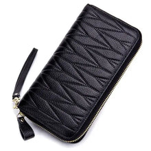 Cargar imagen en el visor de la galería, Elegant black leather female travel purse with zipper, designed for style and functionality, perfect for organizing essentials on the go.