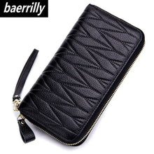 Cargar imagen en el visor de la galería, Elegant black leather travel purse for women with zipper closure, designed for style and convenience on the go.