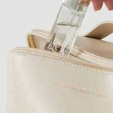 Cargar imagen en el visor de la galería, Luxury leather cosmetic organizer with zipper, holding a sleek perfume bottle, perfect for stylish and organized beauty storage.