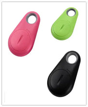 Cargar imagen en el visor de la galería, Colorful eThings Smart Mini GPS Trackers in pink, green, and black variants for tracking items and ensuring security.