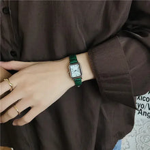 Cargar imagen en el visor de la galería, Retro Women's Classic Quartz Watch with Vegan Leather Strap - Elegant, Stylish Timepiece on Wrist