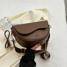 Cargar imagen en el visor de la galería, Alt Tag: Small leather chain shoulder bag with elegant design and compact storage, featuring timeless leather craftsmanship.