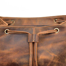 Charger l'image dans la galerie, Close-up of The Hagen Backpack's vintage leather texture with natural creases and durable design.