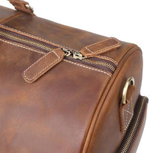 Cargar imagen en el visor de la galería, Close-up of The Dagny Weekender | Large Leather Duffle Bag showcasing durable full-grain leather and sturdy zippers.