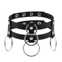 Cargar imagen en el visor de la galería, Black leather choker with silver round pendant and metal rings, stylish accessory for modern elegance and edgy fashion.