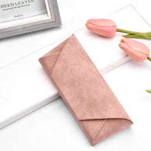Cargar imagen en el visor de la galería, Chic pink PU leather sunglasses case on display, ideal for stylish eyewear protection, compact and portable design for on-the-go convenience.