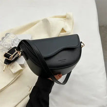 Cargar imagen en el visor de la galería, Elegant small leather chain shoulder bag with smooth black finish, ideal for style and practicality.