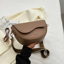 Cargar imagen en el visor de la galería, Elegant small leather chain shoulder bag on display, perfect for stylish occasions with luxury craftsmanship and practical design.
