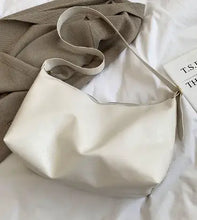 Cargar imagen en el visor de la galería, White retro luxury shoulder bag made of vegan PU leather, perfect for everyday elegance and ample storage for daily essentials.